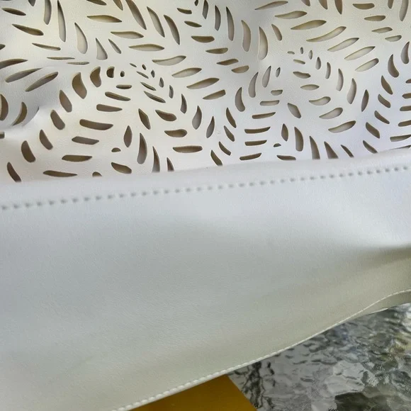 NWOT-Oscar de la Renta Cream Cut-Out Tote - Picture 2 of 7